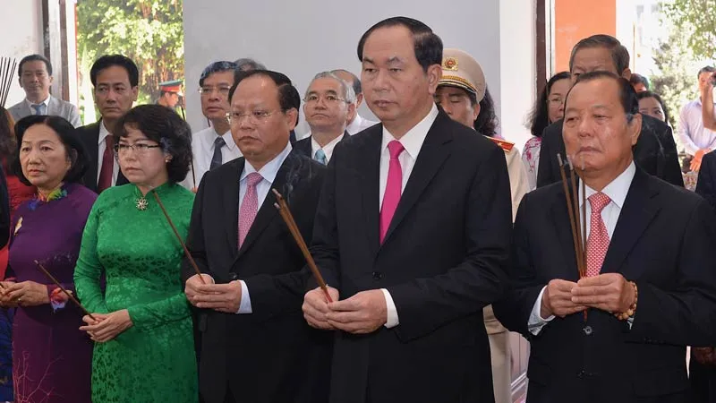 Dâng hoa, dâng hương tưởng nhớ Chủ tịch Hồ Chí Minh   ảnh 3