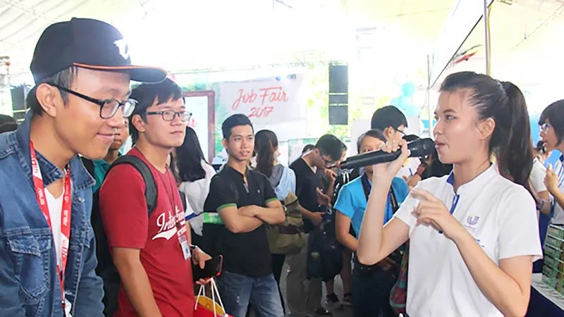 Các bạn sinh viên tham gia Ngày hội việc làm - Job Fair 2017