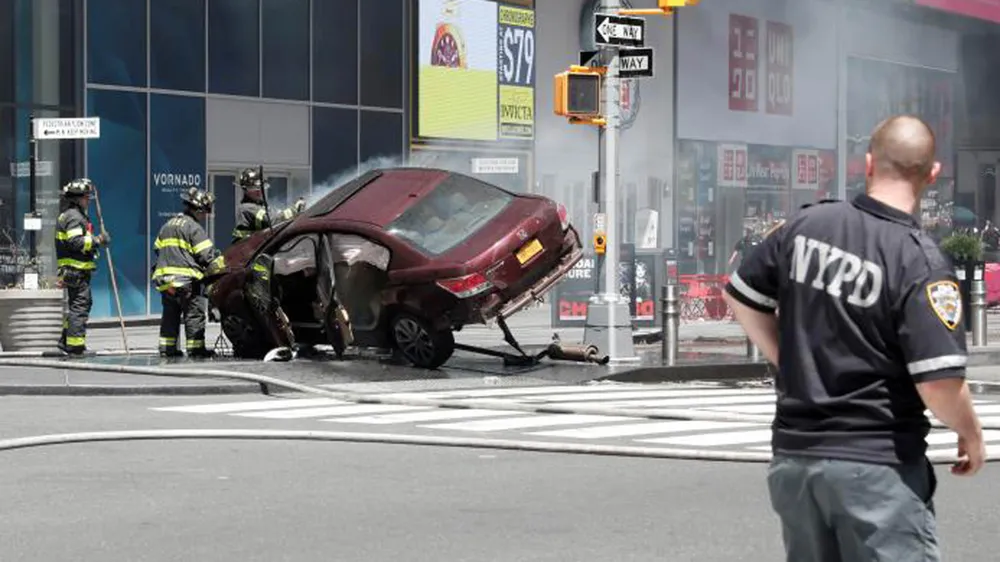 Xe điên lao vào người đi bộ trên Quảng trường Thời đại ở New York ảnh 2