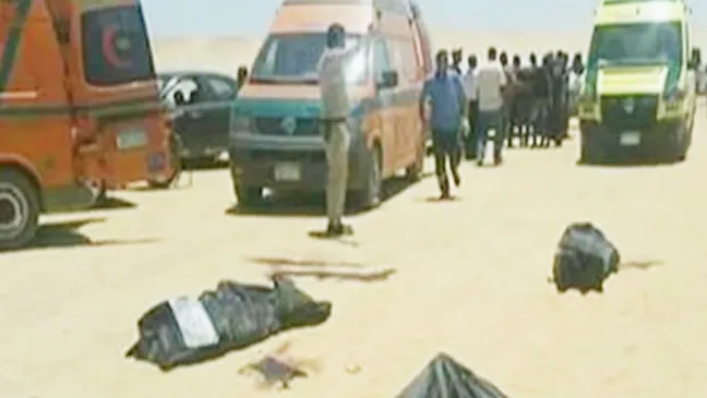 Hiện trường vụ tấn công đoàn xe chờ người Cơ đốc giáo ở tỉnh Minya, Ai Câp. Ảnh: NILE NEWS 