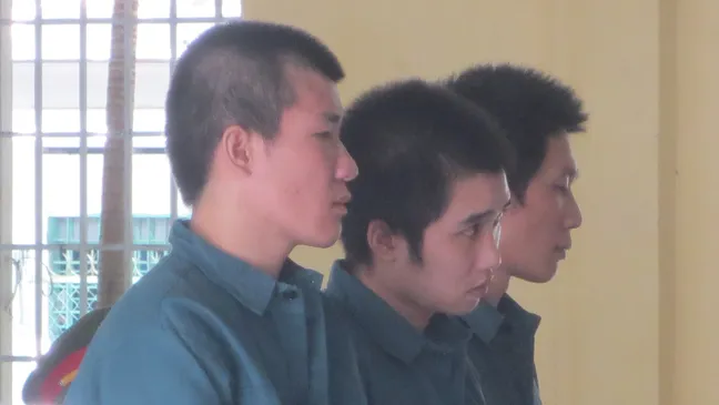    Ba đối tượng Hùng, Xuân, Tiền tại phiên tòa