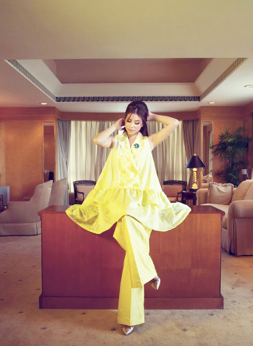 Phạm Hương đẹp nhẹ nhàng với phong cách retro thập niên 60 ảnh 2