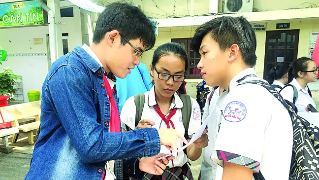 Thí sinh trao đổi sau khi kết thúc môn thi lớp 10