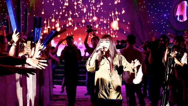 Ca sĩ Phương Thanh đã có cách xử trí thông minh khi từng bị khán giả  ném đồ khi đang biểu diễn 