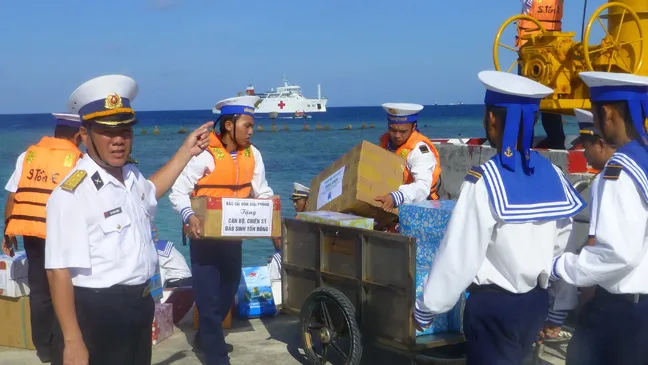 Quà của bạn đọc Báo SGGP ủng hộ được chuyển đến bộ đội trên    đảo Sinh Tồn Đông (trong quần đảo Trường Sa)           Ảnh: MINH THANH