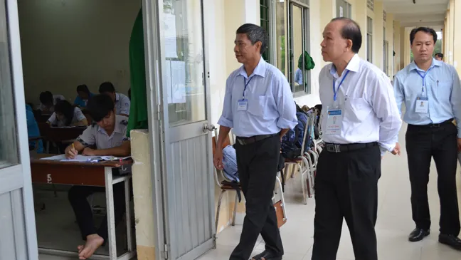 Ban chỉ đạo thi THPT Quốc gia kiểm tra  tại điểm thi THPT Nguyễn Việt Hồng (Cần Thơ)