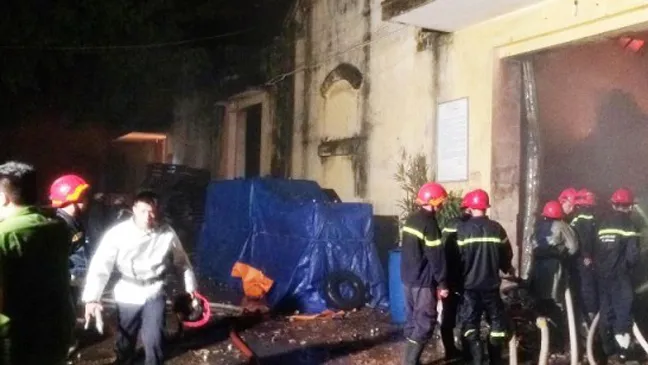 Cháy kinh hoàng tại kho chứa hàng gần Cảng Sài Gòn ở quận 4 ảnh 2