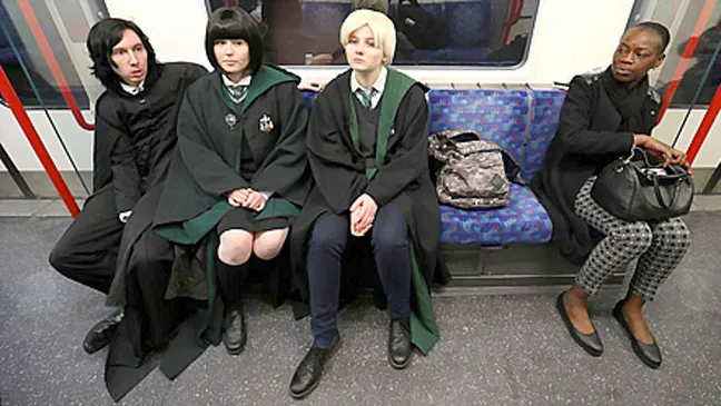 Mô phỏng theo Sân ga 9-3/4, nơi các phù thủy bắt đầu chuyến tàu tới ngôi trường Hogwarts. 