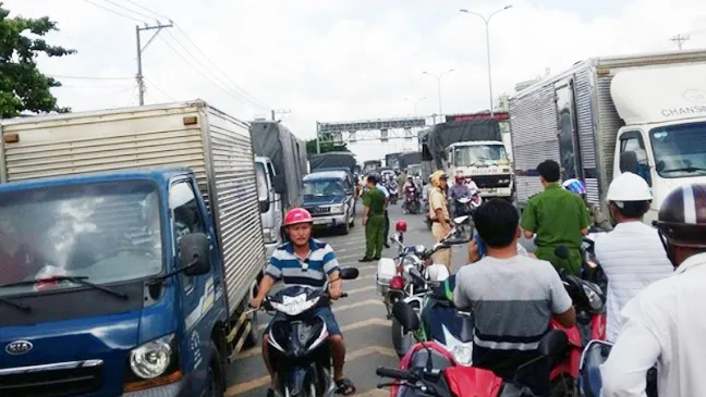 Nhiều người hiếu kỳ tụ tập xem tai nạn