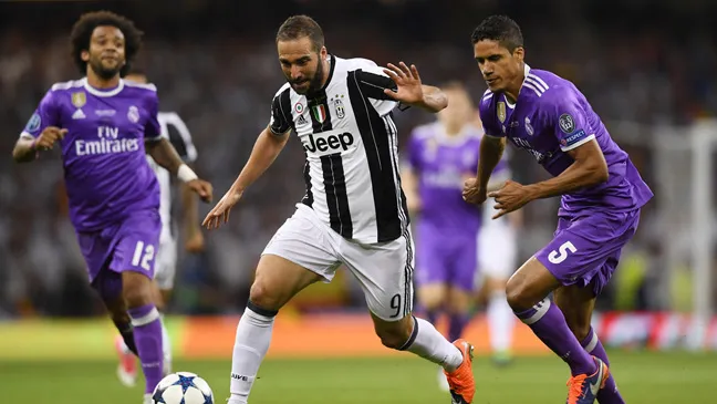 Gonzalo Higuain (giữa, Juventus) trong trận chung kết Champions League với Real Madrid.