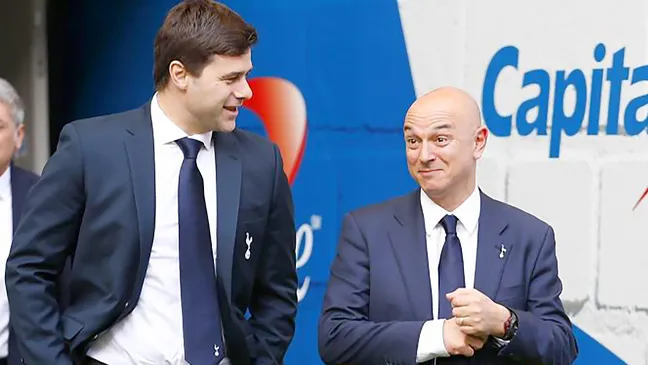 HLV Pochettino nhiều lần không hài lòng về cách làm của Chủ tịch Daniel Levy (phải)