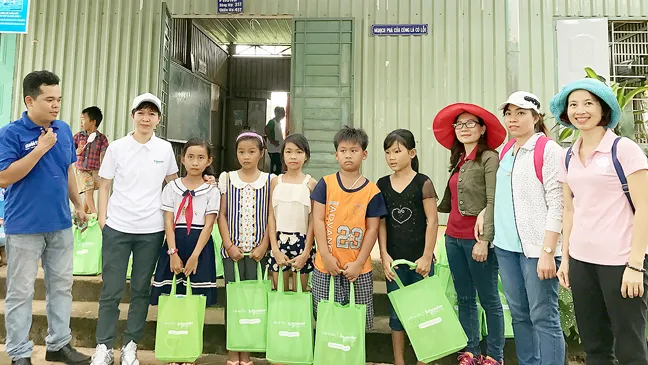 Tặng quà học sinh Mã Đà