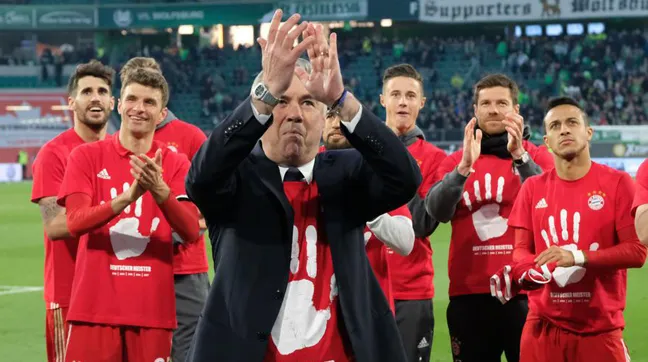HLV Carlo Ancelotti và Bayern Munich ăn mừng danh hiệu Bundesliga thứ 5 liên tiếp.