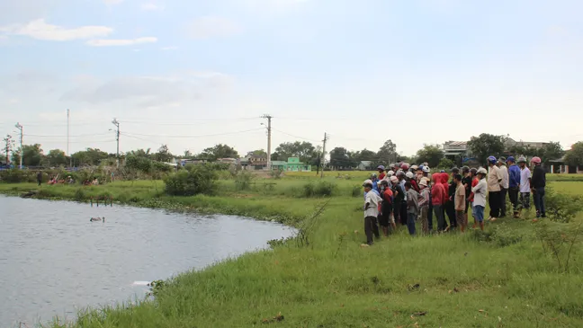 Thi thể người đàn ông nổi trên mặt hồ