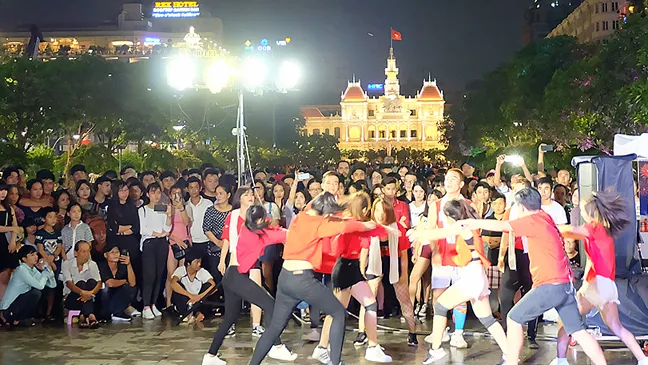 Giới trẻ hào hứng với các tiết mục biểu diễn  tại phố đi bộ Nguyễn Huệ