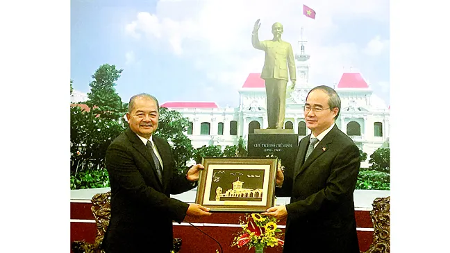 Đồng chí Nguyễn Thiện Nhân trao quà lưu niệm  tặng đồng chí Kikeo Khaykhamphithoune