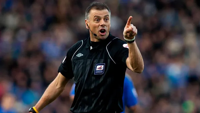 Trọng tài Mark Hasley từng bị ung thư vòm họng. 