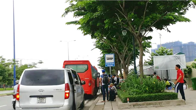 Bến xe chuyển ra vỉa hè? ảnh 1
