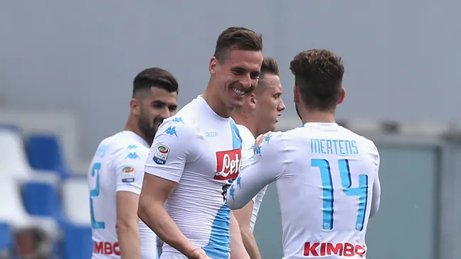 Arkadiusz Milik (giữa, Napoli) mừng bàn thắng cùng Dries Mertens.