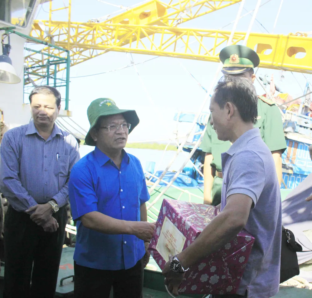 Quảng Ngãi: Ngư dân kiến nghị với bí thư tỉnh ủy về tàu vỏ thép ảnh 3