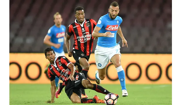 Nice (trái) sẽ gặp khó trước Napoli