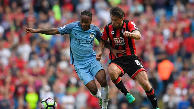 Man.City (trái) sẽ gieo thêm ác mộng cho Bournemouth.