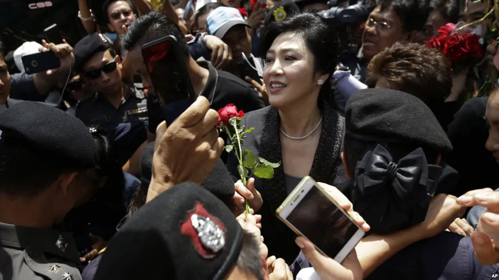 Cựu Thủ tướng Thái Lan Yingluck Shinawatra và người ủng hộ trước Tòa án Tối cao ở Bangkok sau phiên điều trần ngày 1-8-2017. Ảnh: AP