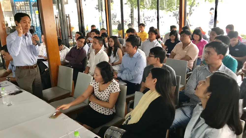 Ông Chu Bá Long (đứng) trao đổi, cung cấp thông tin với các doanh nghiệp khoa học công nghệ,  đổi mới sáng tạo và các dự án startup   