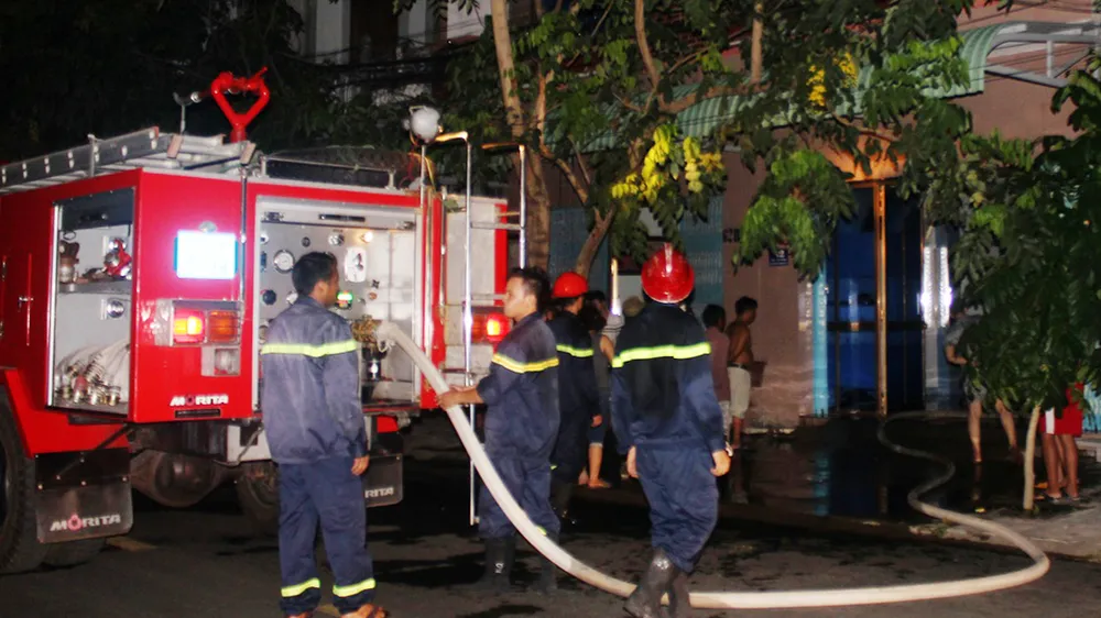 Lực lượng chữa cháy triển khai phương tiện để dập lửa