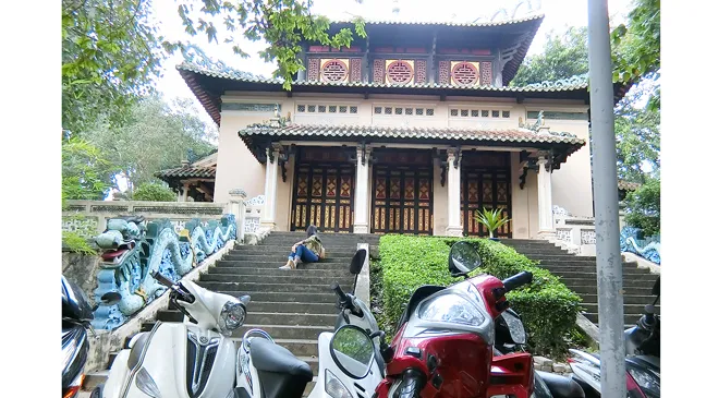  Bãi xe của Thảo Cầm viên án ngữ ngay cửa chính Đền thờ Hùng Vương                                                                                                                                                                           Ảnh: DŨNG PHƯƠNG