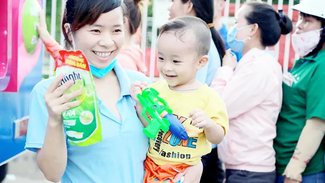 Người dân nhận quà từ hành trình xuyên Việt của chuyến xe Co.opmart