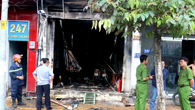 VIDEO: Cửa hàng sơn đổ sập sau cháy, 1 người chết, 2 người bỏng nặng ảnh 4