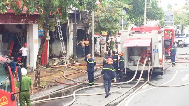 VIDEO: Cửa hàng sơn đổ sập sau cháy, 1 người chết, 2 người bỏng nặng ảnh 1