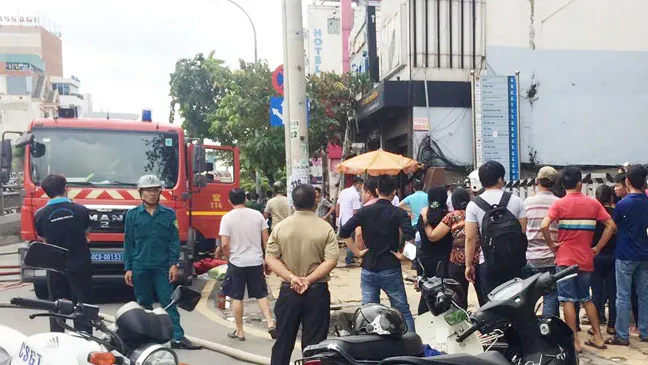 VIDEO: Cửa hàng sơn đổ sập sau cháy, 1 người chết, 2 người bỏng nặng ảnh 8