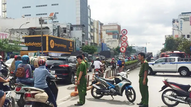 VIDEO: Cửa hàng sơn đổ sập sau cháy, 1 người chết, 2 người bỏng nặng ảnh 6