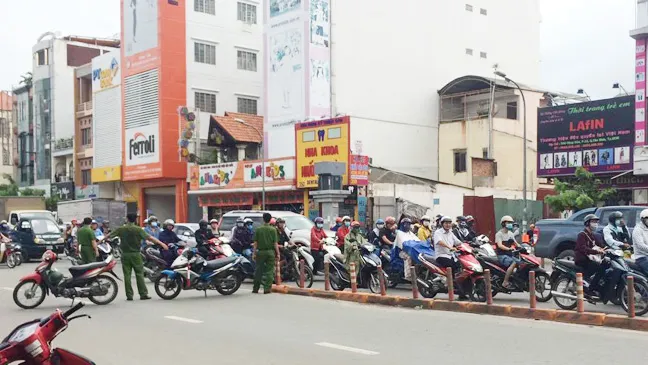 VIDEO: Cửa hàng sơn đổ sập sau cháy, 1 người chết, 2 người bỏng nặng ảnh 7