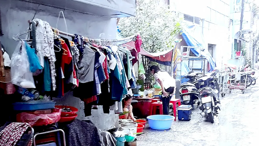 Vì nhà quá nhỏ, hầu hết vật dụng và mọi sinh hoạt thường ngày của người dân hẻm 24 Thủ Khoa Huân  đều diễn ra ngay ở lòng hẻm