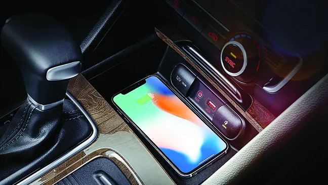 Kia Cerato trang bị sạc  điện thoại không dây cho khách Việt ảnh 1