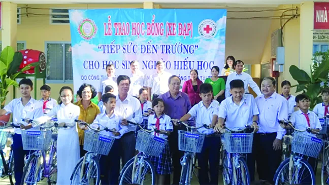Trao tặng học bổng “Tiếp sức đến trường” cho học sinh nghèo hiếu học TP Sa Đéc tỉnh Đồng Tháp