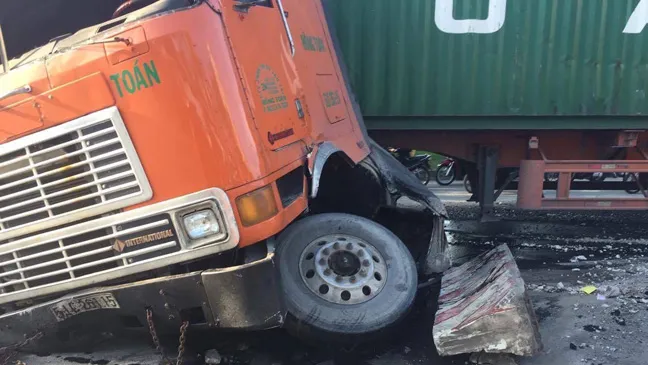 Xe container cày nát gần 50m dải phân cách, giao thông ùn ứ