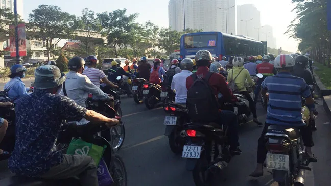 Xe container cày nát gần 50m dải phân cách, giao thông ùn ứ ảnh 2