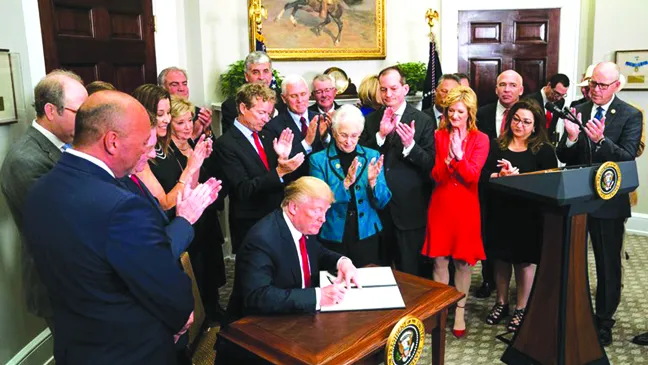 Tổng thống Mỹ Donald Trump ký sắc lệnh mới giảm chi phí mua bảo hiểm y tế