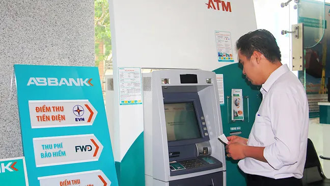 Khách hàng có thể thanh toán tiền điện tại 2.022 máy ATM của các ngân hàng