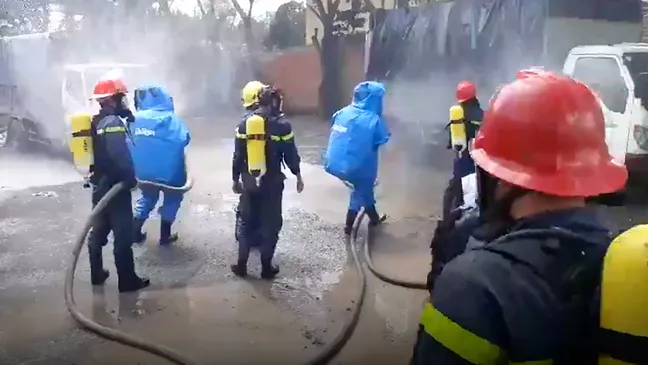 Lực lượng chức năng tại hiện trường xử lý vụ rò rỉ khí NH3  xảy ra vào ngày 10-10