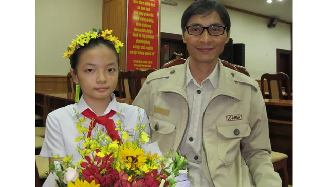 Hai cha con Phạm Bảo Phi tại buổi nhận giải thưởng