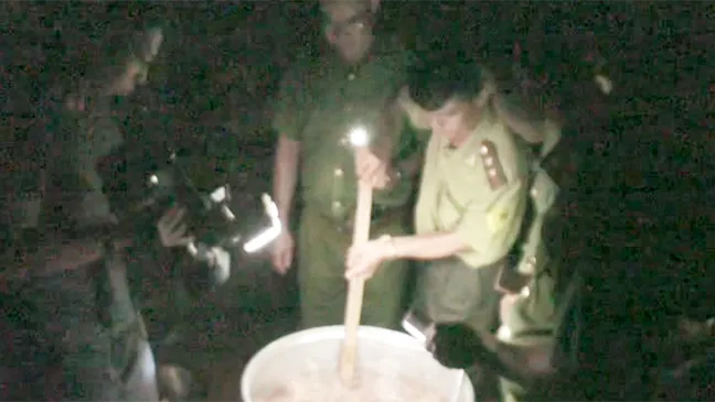 VIDEO: Nổ súng khống chế nhóm đối tượng nấu cao hổ  ảnh 1