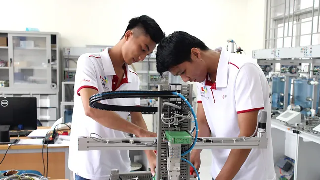 Học viên Trường Trung cấp nghề Kỹ thuật công nghệ   Hùng Vương trong giờ thực hành