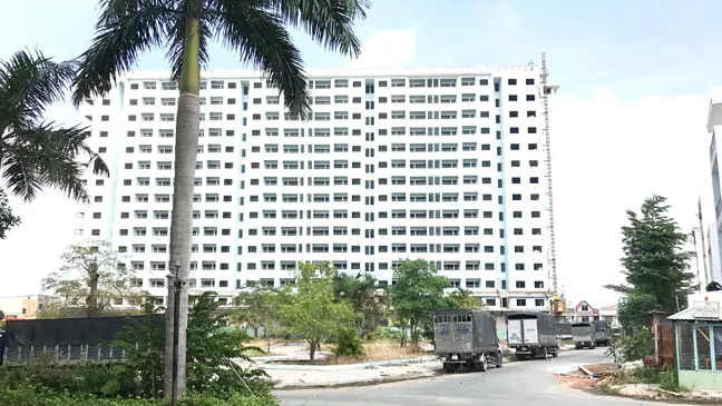 Chung cư 584 đang bị BIDV rao phát mãi         Ảnh: LƯƠNG THIỆN