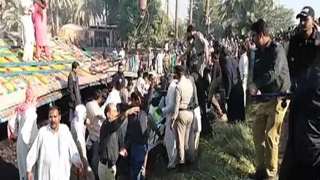 Xe tải lật đổ than vùi xe khách ở Pakistan, ít nhất 20 người chết ảnh 2