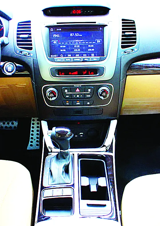 Kia Sorento trang bị mới, giá từ 798 triệu đồng tại Việt Nam ảnh 1